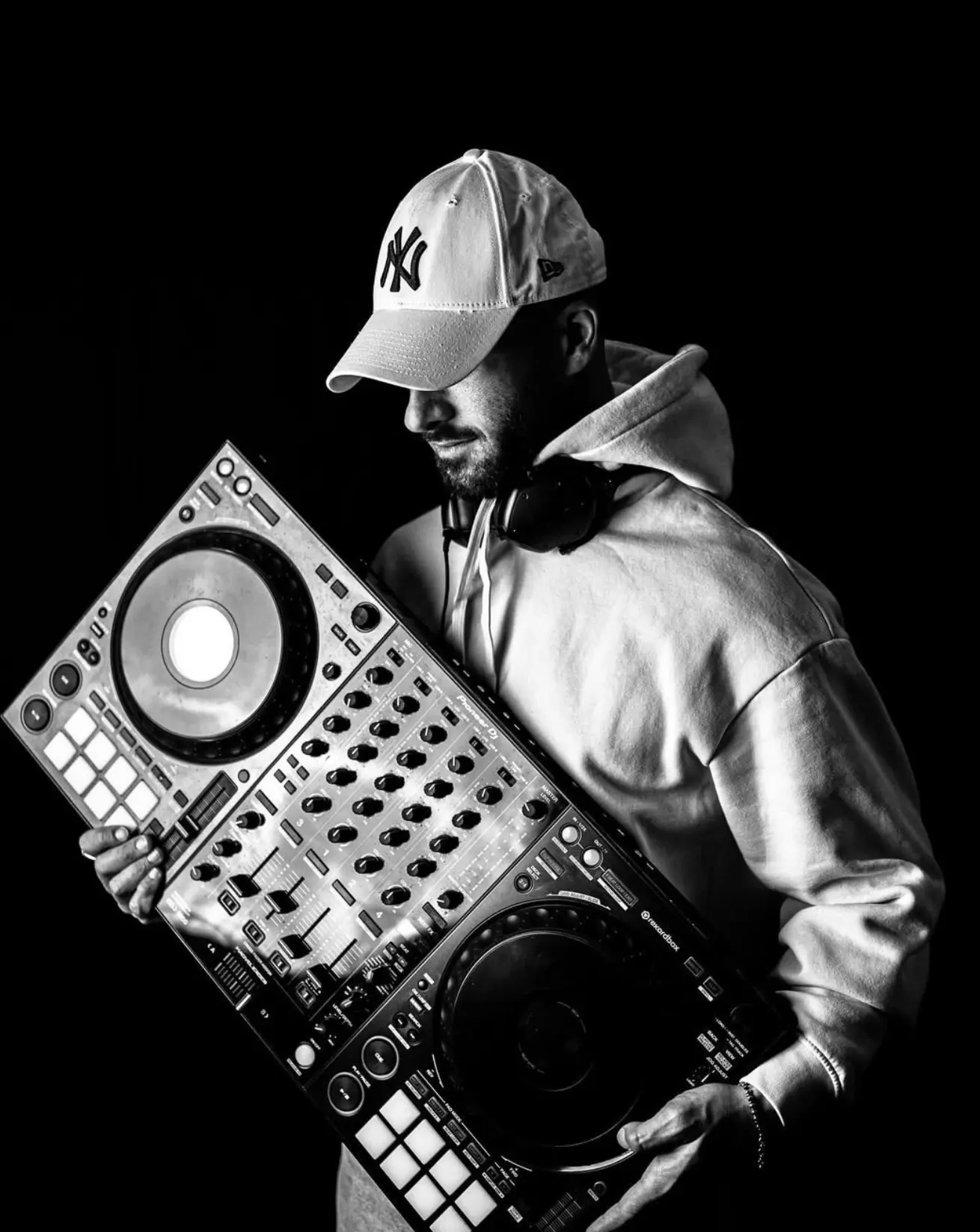 CEKA con il cappellino e il controller DJ tra le braccia