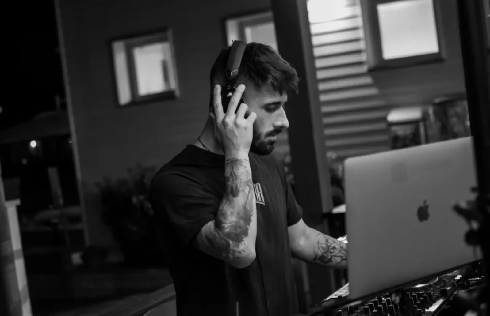 CEKA in console di sera con la mano sulle cuffie