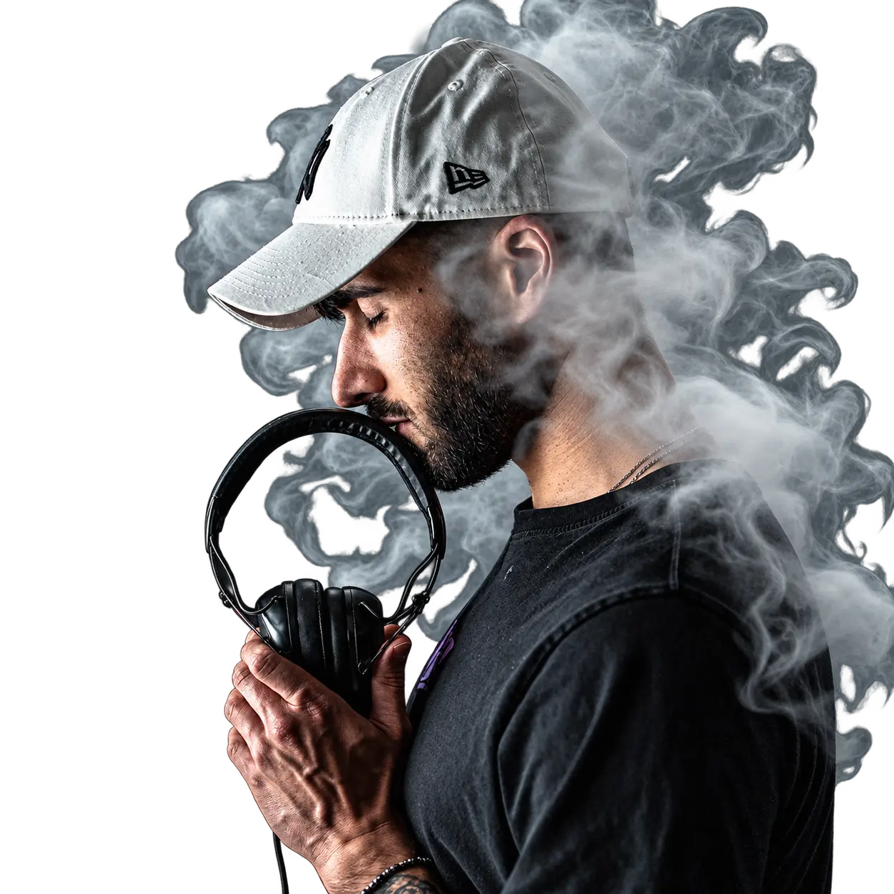 CEKA di profilo con il cappellino e le cuffie, avvolto dal fumo